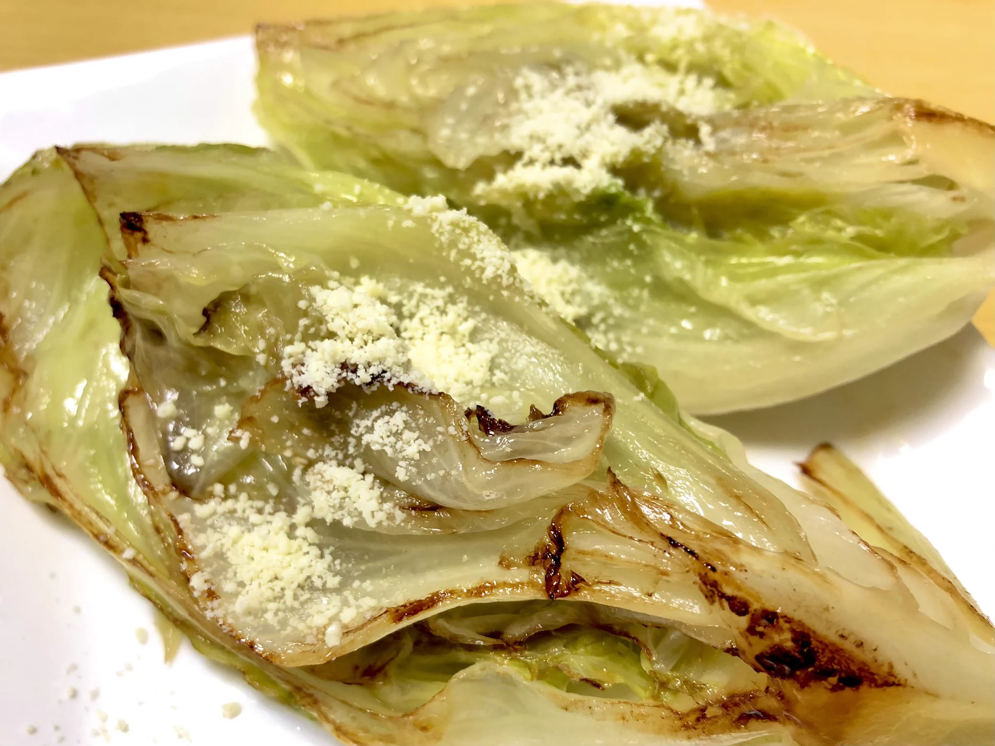 そのままでも美味しいけれど火を通すのもあり？！レタスを使ったあったかサラダのレシピ！