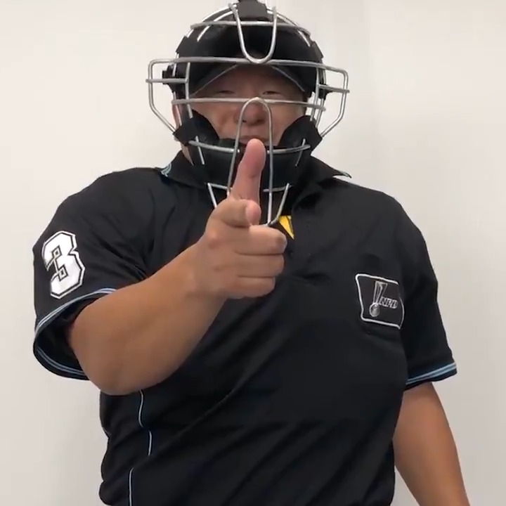 現役審判が プレイ 発声 卍ポーズ でおなじみのプロ野球審判員 敷田直人さんがebaseballを初観戦 Baseball King