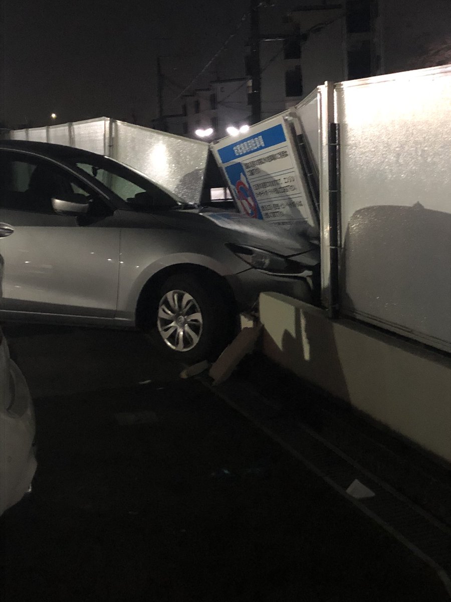 コンビニの駐車場にミサイルしてて草