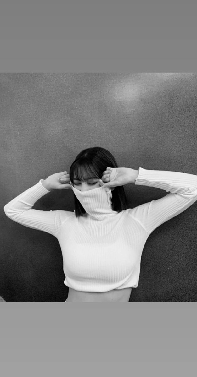 bouchercherub's tweet photo. momo hand in marriage. now https://t.co/ajanujuG8z