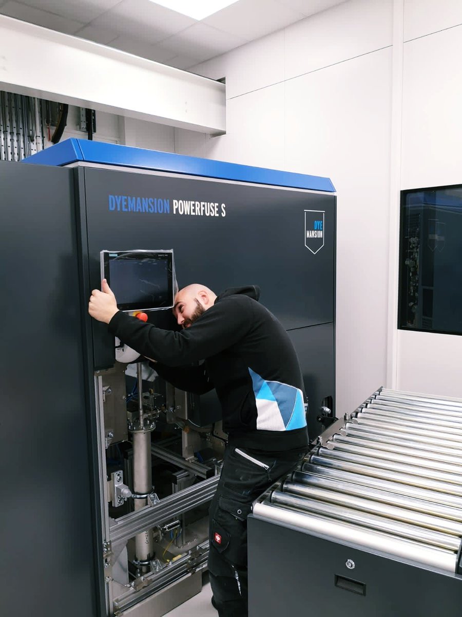 WeAreDyeMansion's tweet photo. Great things going on in the UK 💪 Our #Powerfuse S at @Matsuura_UK is running. Have a look at the #VaporFuse polished parts.
Learn more about the Powerfuse S here: https://t.co/KS4gOHIXXl
#3Dprinting #AdditiveManufacturing #print2product #greentechnology #DyeMansionPartner https://t.co/ZOqEBgQNwD