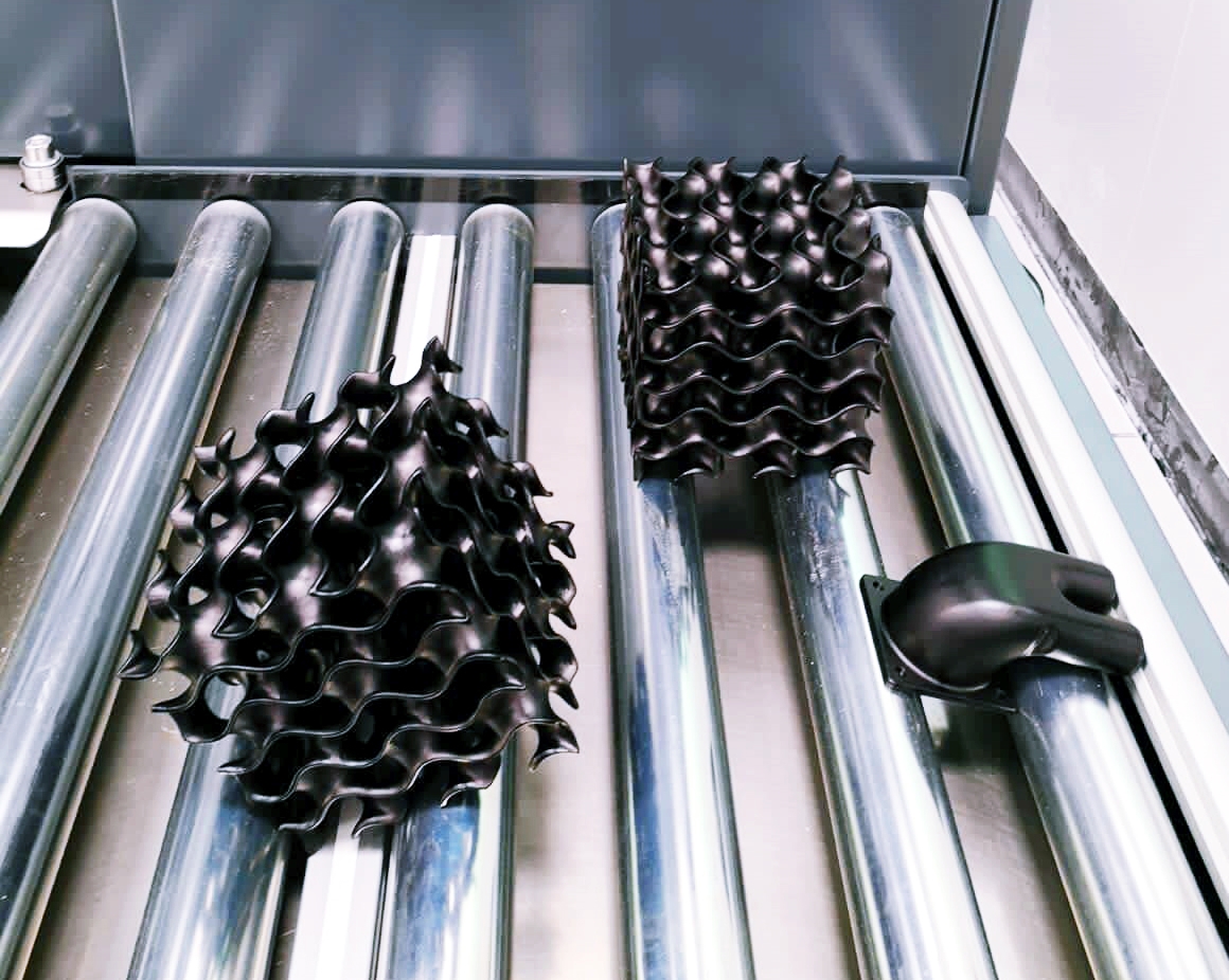 WeAreDyeMansion's tweet photo. Great things going on in the UK 💪 Our #Powerfuse S at @Matsuura_UK is running. Have a look at the #VaporFuse polished parts.
Learn more about the Powerfuse S here: https://t.co/KS4gOHIXXl
#3Dprinting #AdditiveManufacturing #print2product #greentechnology #DyeMansionPartner https://t.co/ZOqEBgQNwD