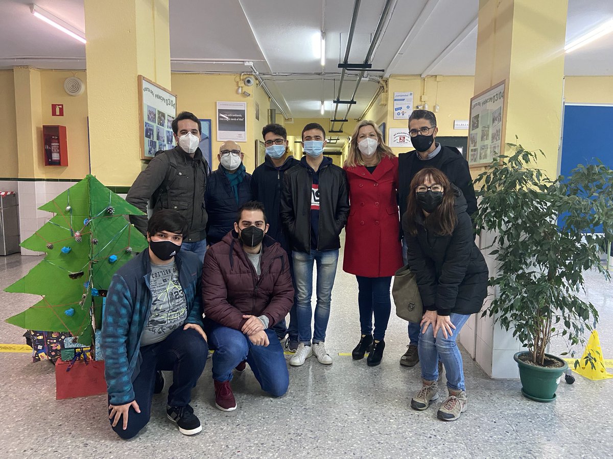 claramefo's tweet photo. 🎄🎄Felices Fiestas 🎄🎄 Con nuestro Alumnado de #DAW2 y #ASIR2 del @IesPSur . Deseando que el 2021 nos deje compartir buenos ratitos @jmanuelvilches https://t.co/c3YDFwvLtu