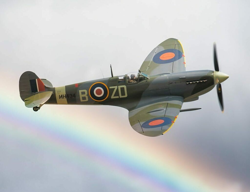 dstoddartphotos's tweet photo. Supermarine Spitfire Mk IX MH434 - ZD-B over the rainbow At Flying Legends Airshow
Sony A9 + Sony G-Master 100-400mm + 1.4 Tele converter - iso 100 - F10 - 1/160th - 560mm
Prints and Downloads available from the website 👍🏻 🦅
.
.
.
#spitfire #flyi… https://t.co/PJkzd44Roj https://t.co/uXXbaO4DfE