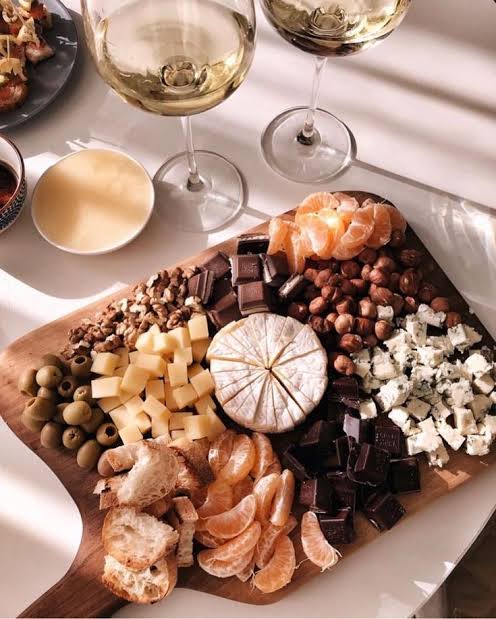 ❀ what is a weight loss plateau?in simple words its basically when you temporarily stop losing weight without changing your diet/restrictions/physical activity.if you've been stuck in a plateau for weeks, it usually means that your calorie input is equal to your cal output