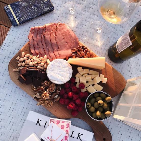 ❀ what is a weight loss plateau?in simple words its basically when you temporarily stop losing weight without changing your diet/restrictions/physical activity.if you've been stuck in a plateau for weeks, it usually means that your calorie input is equal to your cal output