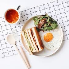 ❀ proteins and fibre. yes- in simple words to lose weight you need to end a day with a calorie deficit (500cals~) and the best way to do that is to have a diet surrounding proteins and fibre as they're very filling and are very low cal !