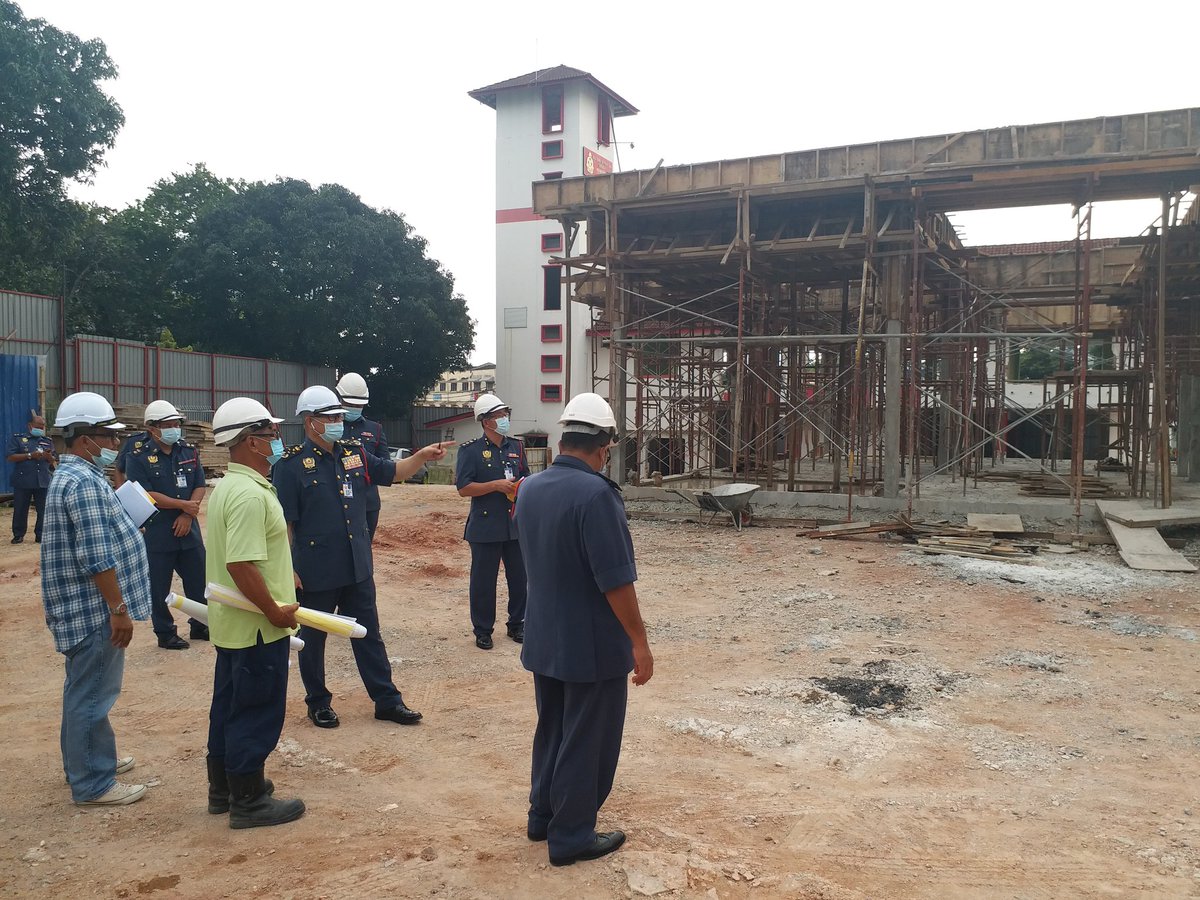 KP_bombaJBPM's tweet photo. 22.12.2020 : Turun padang untuk melihat sendiri pelaksanaan projek naiktaraf Balai Bomba dan Penyelamat Seremban petang ini. https://t.co/05gGC04jpi