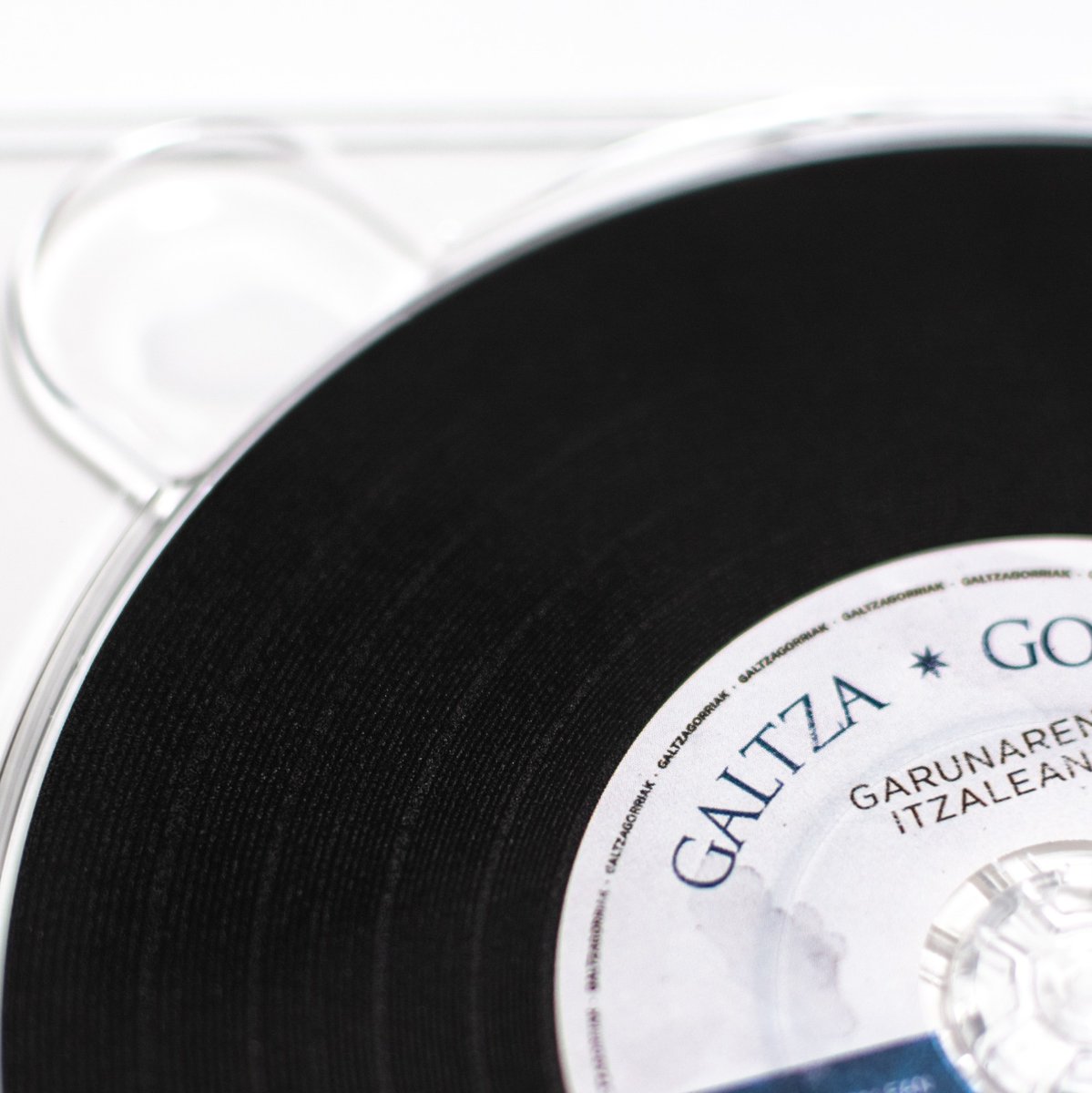 Eguna heldu da!!
CD berriak jada iritsi zaizkigu ta oraingoz hemen azpian zerrendatzen dizkizuegun salmenta puntuetan salgai egonen dira!! Aste honetan zehar kokaleku gehiagotara iritsiko dira, beraz adi egon!! Bizkor ibili ta zurea eskuratu!!