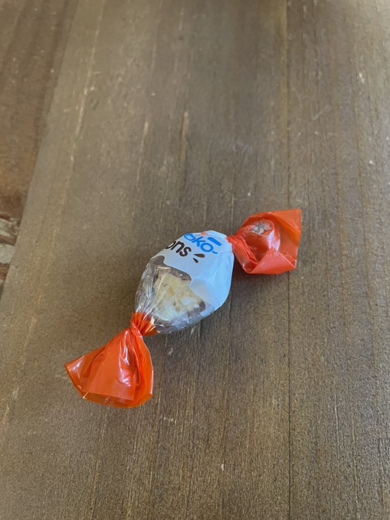 camojy's tweet photo. @KinderFR un schokobon déjà entamé dans le calendrier de l’avent de mon fils.. 🤔 problème de production ? https://t.co/0A4L9r3750