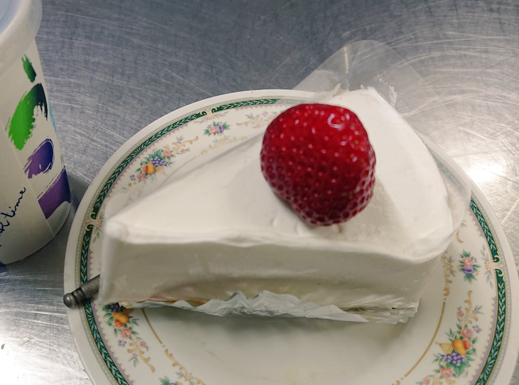 知花園子 おやつちゃん そんなに長くケーキ屋さん働いてたんだー 似合うー あと デニーズの制服とかも似合いそ ボーナスが6号ケーキ わお 景気良くなるね