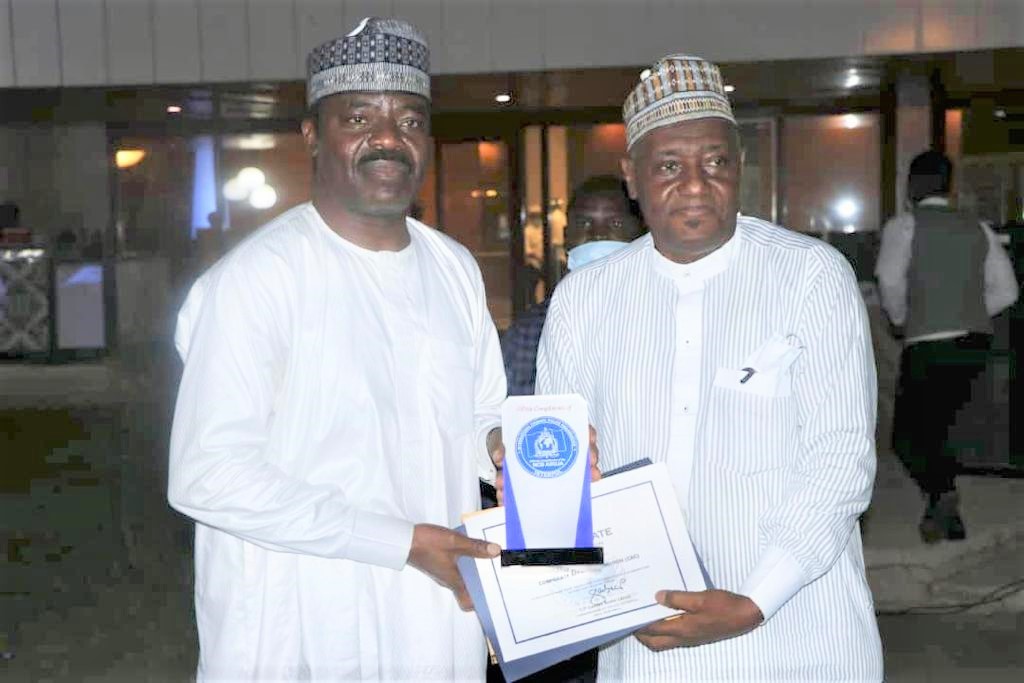 cacnigeria1's tweet photo. The Deputy Director, Intergovernmental Affairs Unit, Mr. M. Y. Aliyu, fsi who received the award on behalf of the Commission thanked the INTERPOL for the award and said that the gesture would no doubt spur the Commission to continue to offer selfless service to the nation. https://t.co/VtgkdgWWtZ