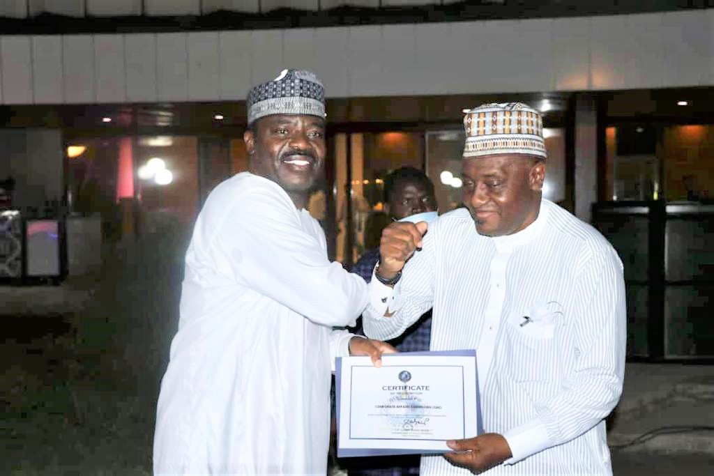 cacnigeria1's tweet photo. The Deputy Director, Intergovernmental Affairs Unit, Mr. M. Y. Aliyu, fsi who received the award on behalf of the Commission thanked the INTERPOL for the award and said that the gesture would no doubt spur the Commission to continue to offer selfless service to the nation. https://t.co/VtgkdgWWtZ