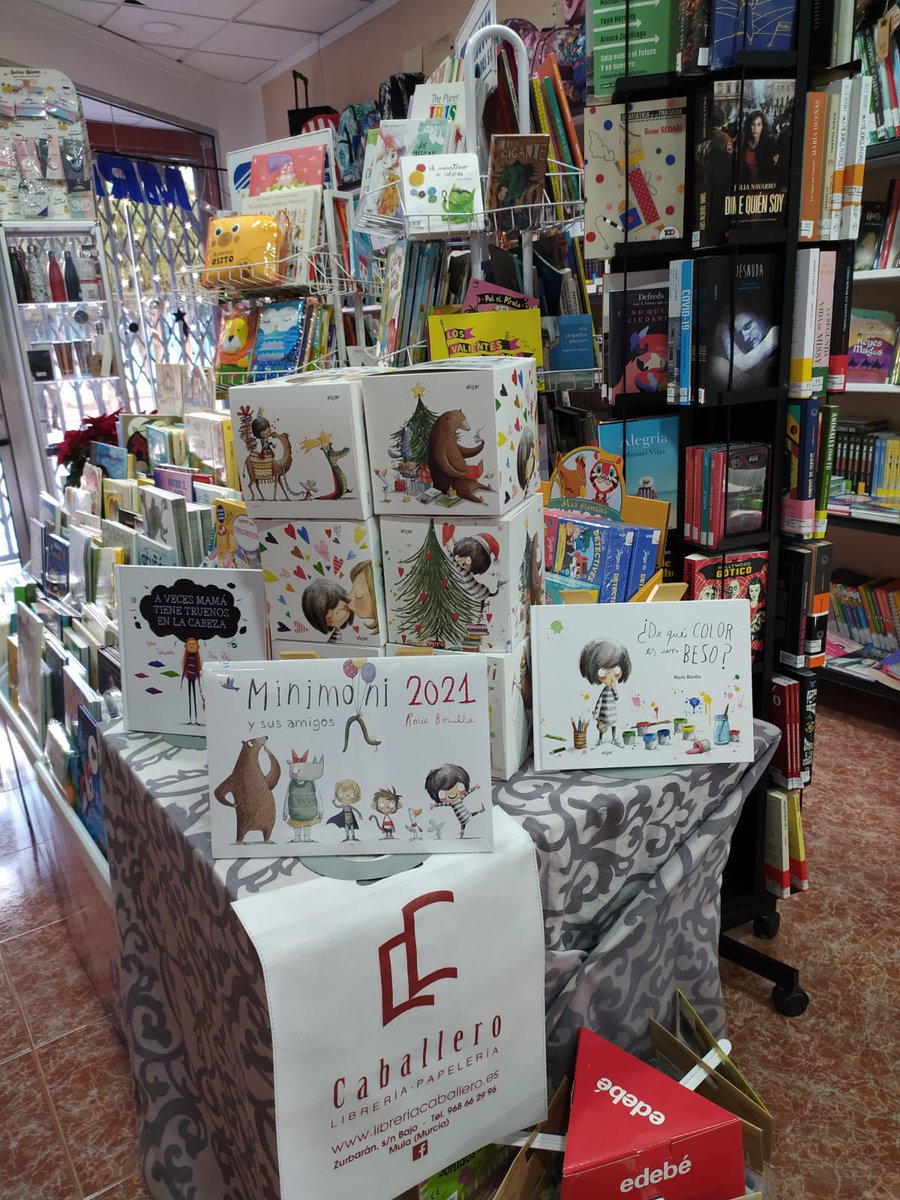 ¡Qué pasada!😮 Mira todo lo que nos hemos encontrado al entrar en la <a href="/libCaballero/">Librería Caballero</a> de #Mula. Acércate y descubre un montón de ideas para tus #regalosdeNavidad.🎄📚🎁 ¡Seguro que aciertas! 😄 

#NavidadAlgar #NavidadMinimoni #RegalaLibros #Navidad2020 #DéjateAbrazarPorLaLectura