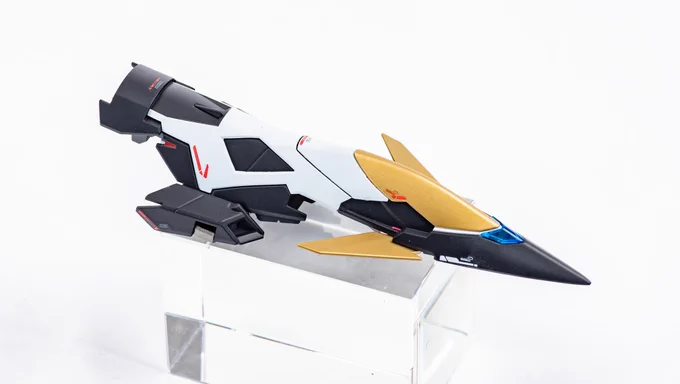 羽と武器類の写真です。
ライフルは少し物足りなかったのでブレードを追加、折り畳み機構はオミットしてあります。 