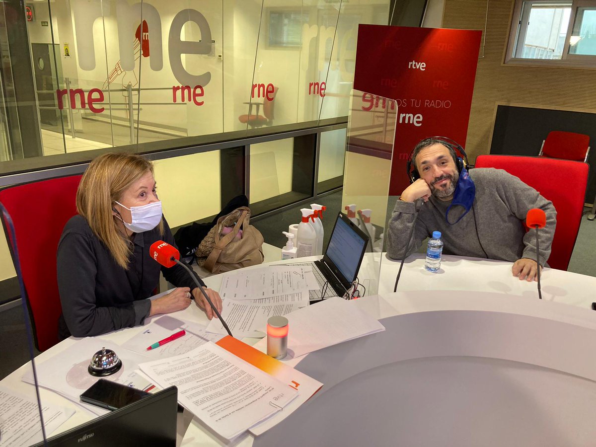 MananaMas_RNE's tweet photo. Cuatro 5º premios... ¿A qué hora creéis que saldrá el Gordo? @AndresAberas ya ha hecho su apuesta: a las 11.40h, en cambio Pepa apuesta por la magia de las 11.11h  Y @zapatatenor asegura que acabará en 6

¿Qué pensáis vosotros?

#Simetoca #LoteriaRTVE https://t.co/axBTvI7c4f