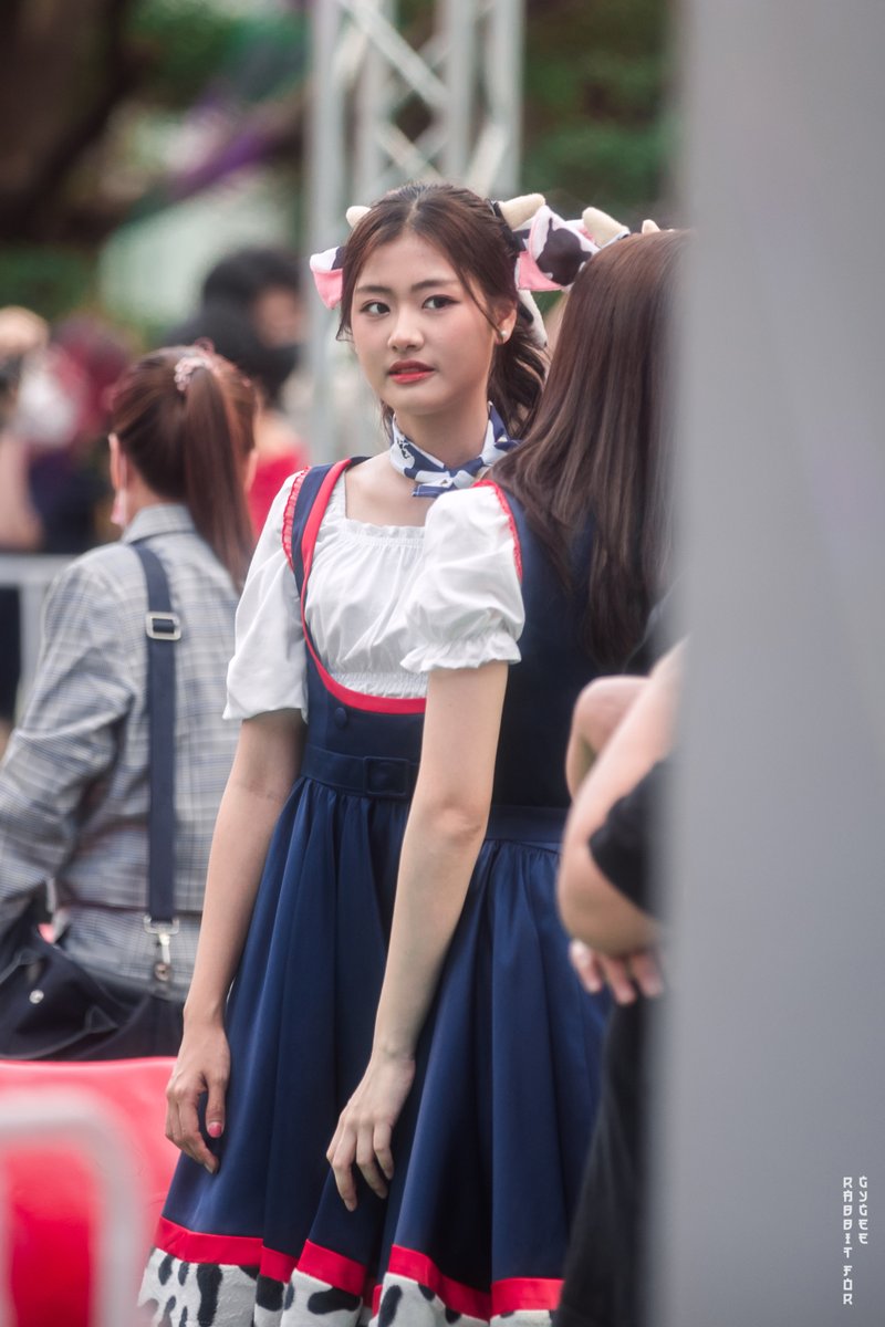 rabnaja48's tweet photo. (2)แอบมองอยู่ที่มุมนี้~❤
----------------------------------
"มามา...ลานมิลค์แลนด์" Central World 17/12/63
#GygeeBNK48
#BNK48
#Rabbit48
#MilklandxBNK48
#Milklandstory
#farframtoyou
#มามาลานมิลค์แลนด์ https://t.co/JaczG18FiM