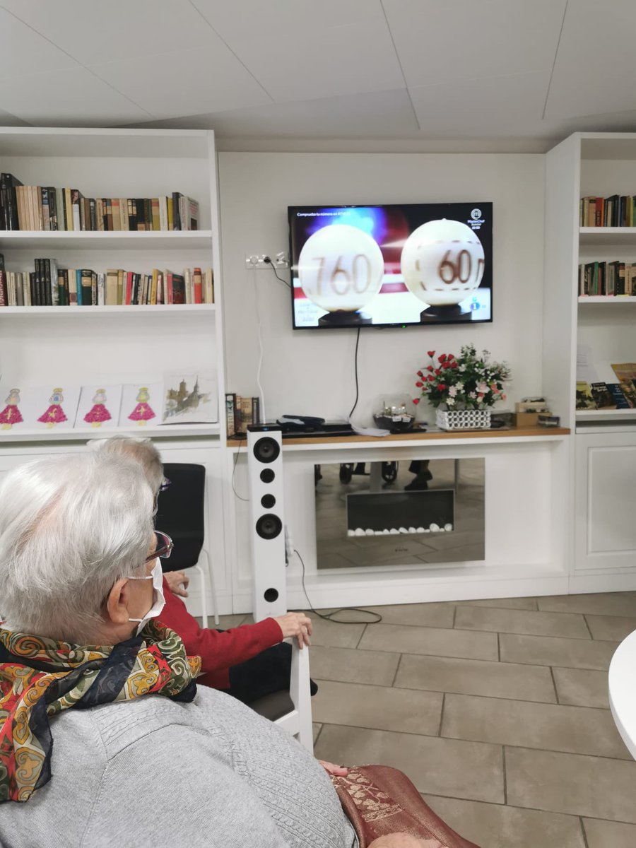 TuriiTurii's tweet photo. En @RSPatioPalacios se vive el día de la lotería como el inicio del periodo navideño a tono con nuestra decoración. Es una tradición instaurada que nos transmite mucha alegría,se escucha en todo el centro ¡Suerte y Feliz Navidad!  @rtve #LoteriaRTVE #LoteriaDeNavidad https://t.co/3woydnFgEB