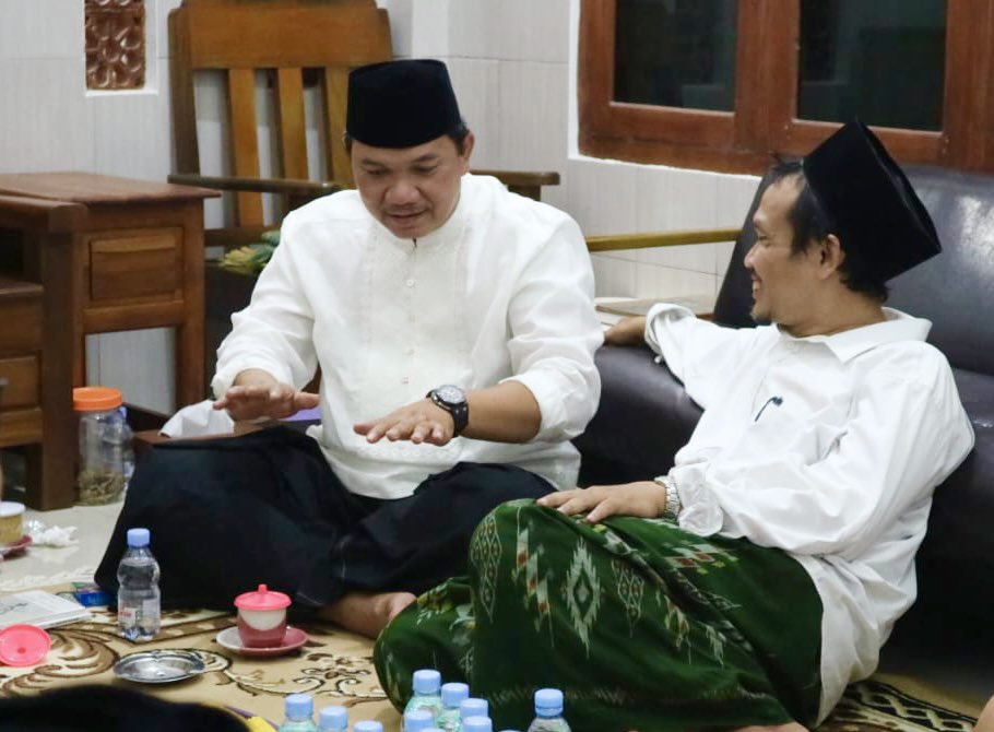 Saya Sowan ke Gus Baha’ di Rembang, memenuhi rencana janji yg tertunda sejak September lalu.
Membahas Kitab Jurumiyah, dan hal2 ttg pesantren tradisional.

Saya bawakan buka karya Kyai Baha’ (Orangtua saya), krn namanya sama (Bahaudin).
Gak terasa diskusinya sampai larut malam.