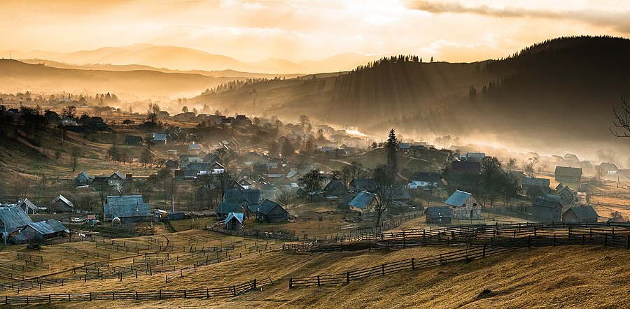 Słoneczna impresja

Położna pomiędzy pasmami Gorganów i Świdowca wieś Czarna Cisa na Zakarpaciu. Nieco ponad nią, na przełęczy Okole, ma swoje źródła rzeka o tej nazwie, która współtworzy Cisę - największy lewy dopływ Dunaju.
#magiczneKarpaty #ЧорнаТиса (📷 Miroslav Dzvonkovskyj)