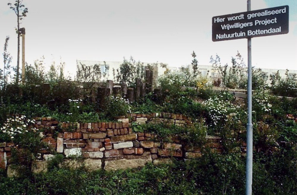 Natuurtuin Bottendaal in Nijmegen is gezien deze foto uit 1994 duidelijk geïnspireerd op Louis Le Roy, gezien de gestapelde brokstukken puin, en het bordje 'vrijwilligersproject'. Wie weet meer over het ontstaan en huidige status? #natuurtuinbottendaal #bottendaal #nijmegen