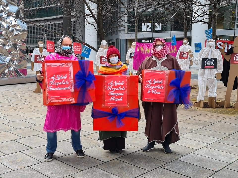 prc_lombardia's tweet photo. Ora in presidio in #RegioneLombardia per consegnare il #Dono de La Società della Cura al Consiglio Regionale.
Vogliamo #sanitàpubblica #patrimoniale #scula #istruzione  #tracciamento #tampinirapidi #medicinatoriale #usca
#stoplegge23 https://t.co/SACGOkeK4b