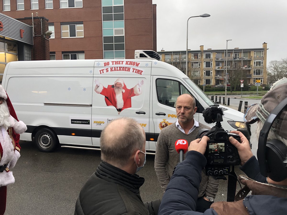 Vandaag zijn we op pad om 200 kalkoenen rond te brengen bij medewerkers van de voedselbank, brandweer en zorgcentra. Wat een blije gezichten! <a href="/BHGBunnik/">BHG</a> <a href="/vanrhijntaxi/">vanrhijntaxi</a>   <a href="/JumboSupermarkt/">Jumbo Supermarkten</a> Odijk &amp; De Reklamemakers. <a href="/ADnl/">AD.nl</a> #kerstkalkoen #voorelkaar #kerstactie