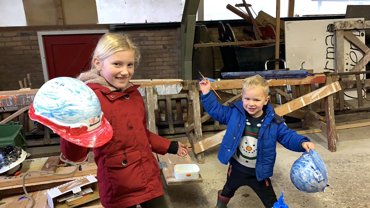 VIREMAVIDEO's tweet photo. Zo einde van het jaar zijn nieuwe bouwhelmen besteld. Hergebruik door de kinderen. https://t.co/KMn6S1jRWH