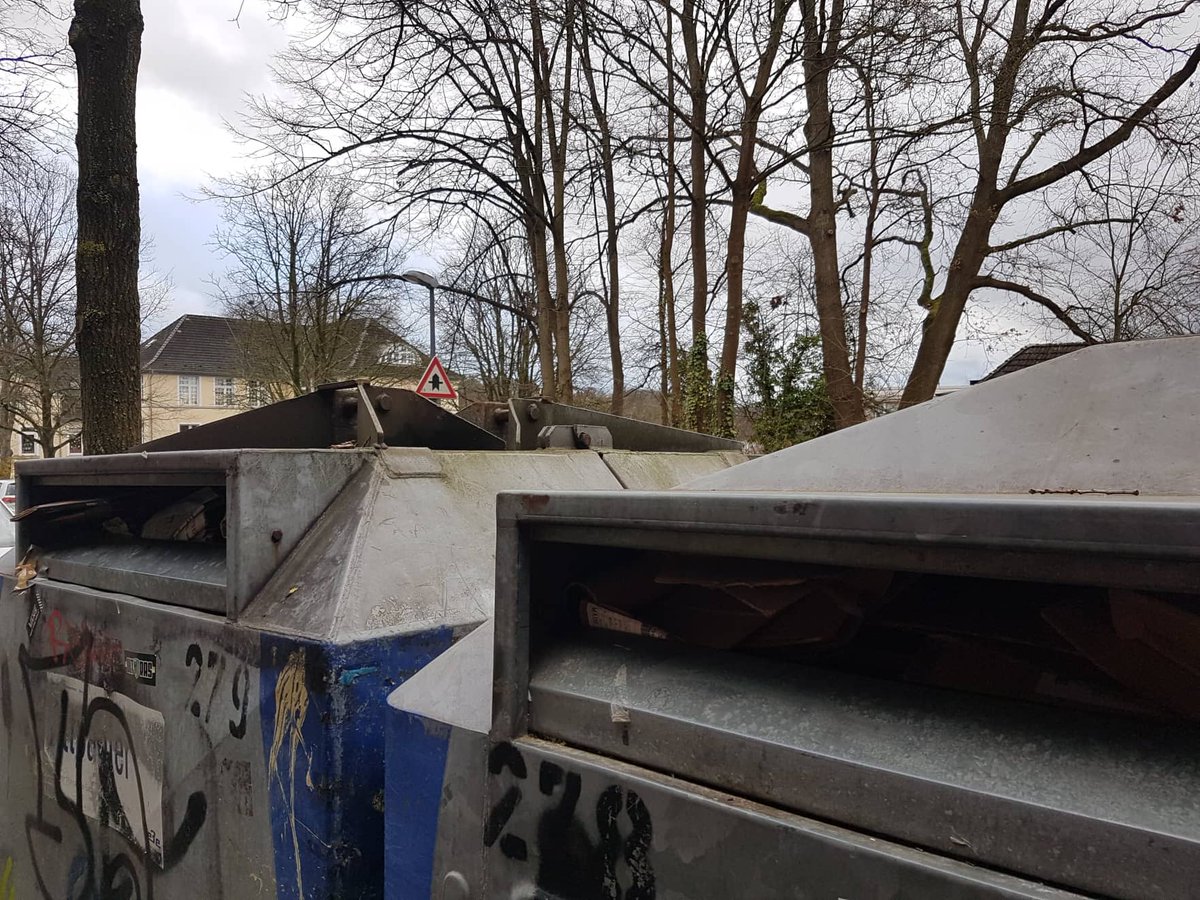 Zusätzliche Angebote der Entsorgungsbetriebe Essen (#EBE) zur Abgabe von #Altpapier 📦🗞🚮:
👉 Drive-in am RWE-Stadion (28.12. - 30.12. tägl. von 8 - 13:30 Uhr) sowie
👉 Aufstellung von Altpapier-Behältern an Grünannahmestellen ab 4.1.21!
Alle Infos: t1p.de/uo9t
