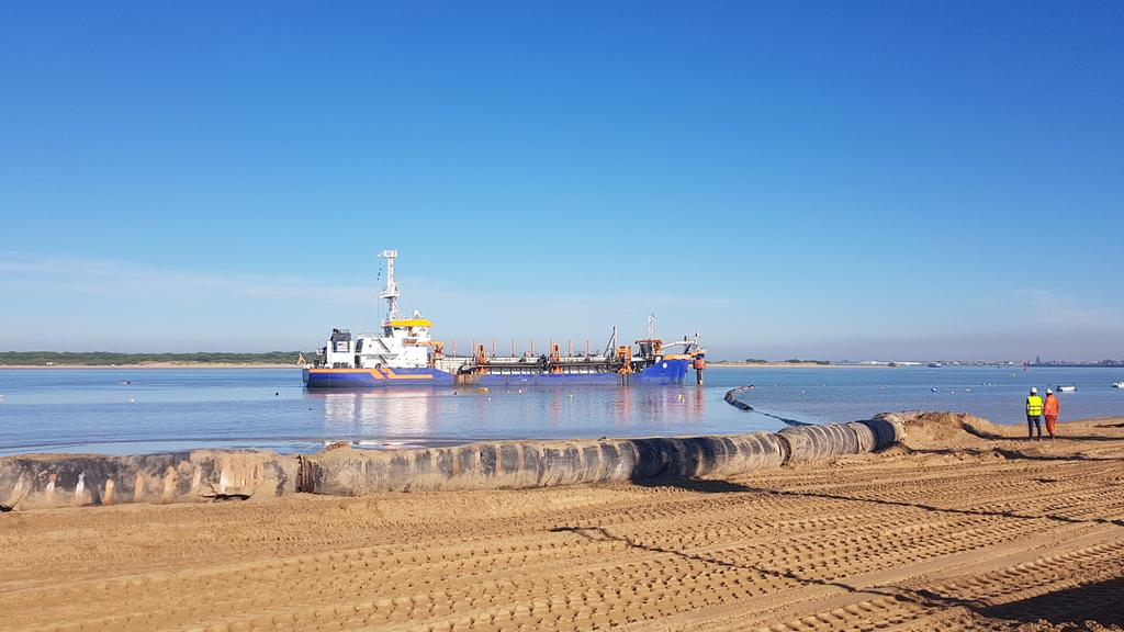 PuertoDeSevilla's tweet image. Comenzamos la regeneración de la playa Bajo de Guía #SanlúcarDeBarrameda a partir de las arenas extraídas del dragado de mantenimiento de la canal #navegación 🚢 Hoy hemos visitado la actuación, ejemplo #WorkingWithNature, junto a @AytoSanlucar @dsanchezroman #Costas @mitecogob