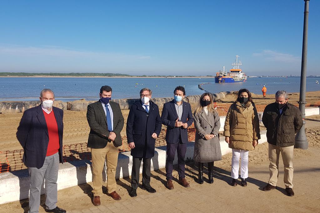 PuertoDeSevilla's tweet image. Comenzamos la regeneración de la playa Bajo de Guía #SanlúcarDeBarrameda a partir de las arenas extraídas del dragado de mantenimiento de la canal #navegación 🚢 Hoy hemos visitado la actuación, ejemplo #WorkingWithNature, junto a @AytoSanlucar @dsanchezroman #Costas @mitecogob