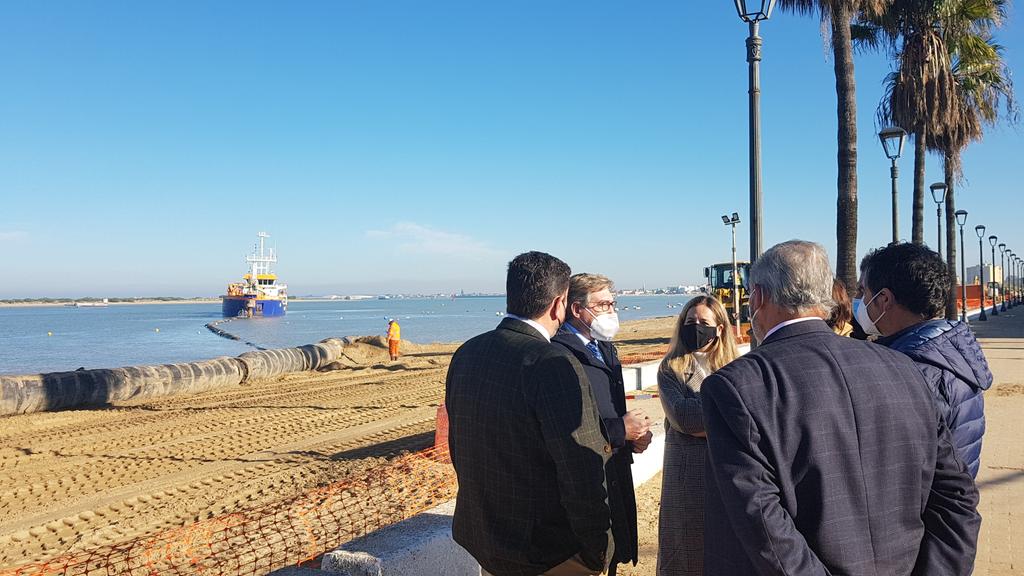 PuertoDeSevilla's tweet image. Comenzamos la regeneración de la playa Bajo de Guía #SanlúcarDeBarrameda a partir de las arenas extraídas del dragado de mantenimiento de la canal #navegación 🚢 Hoy hemos visitado la actuación, ejemplo #WorkingWithNature, junto a @AytoSanlucar @dsanchezroman #Costas @mitecogob