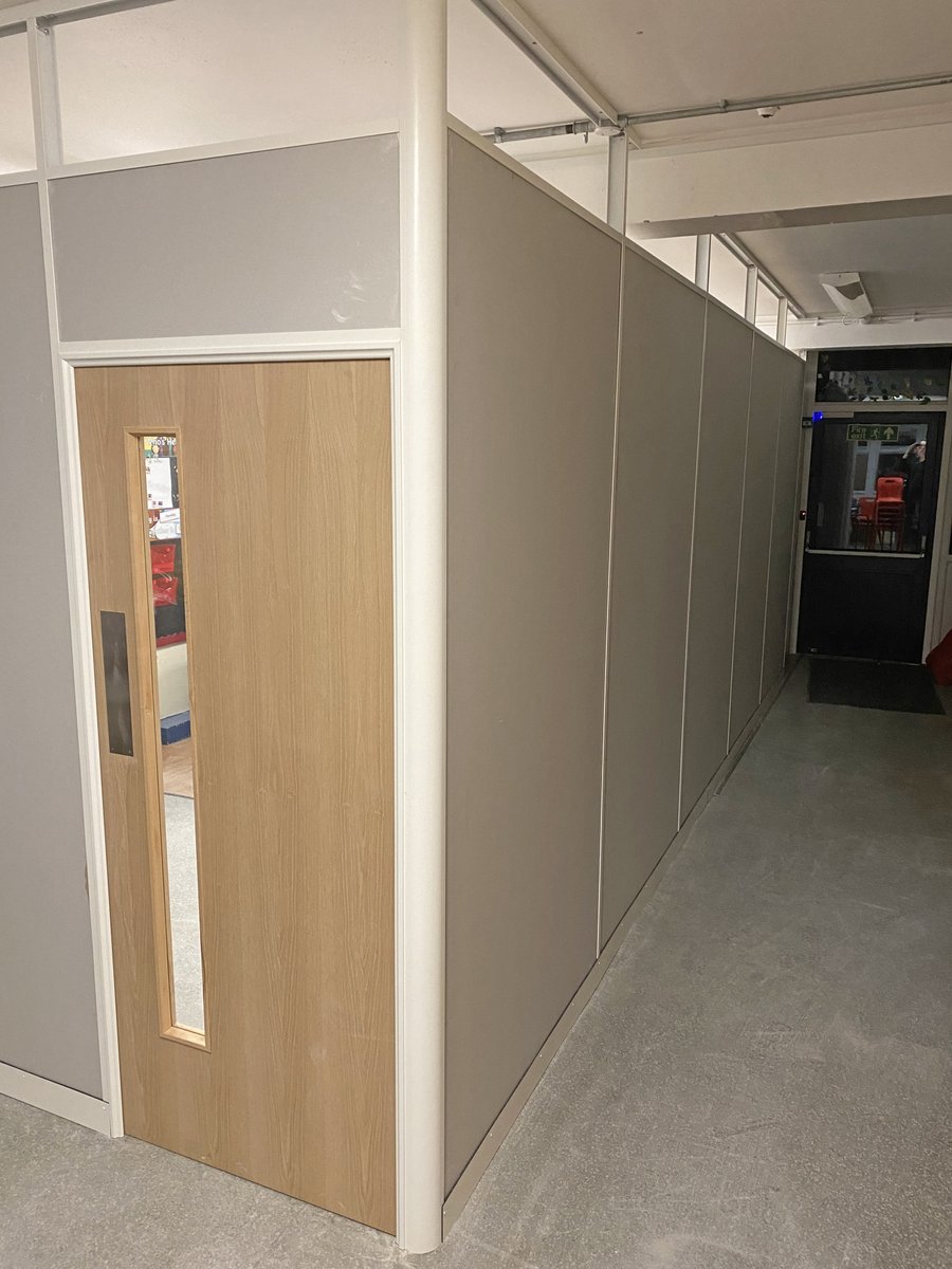 rodleyinteriors's tweet image. Our latest out of hours partitioning install to a school in Leeds creating new classroom spaces...#partitioning #schoolinteriors #Leeds #westyorkshire