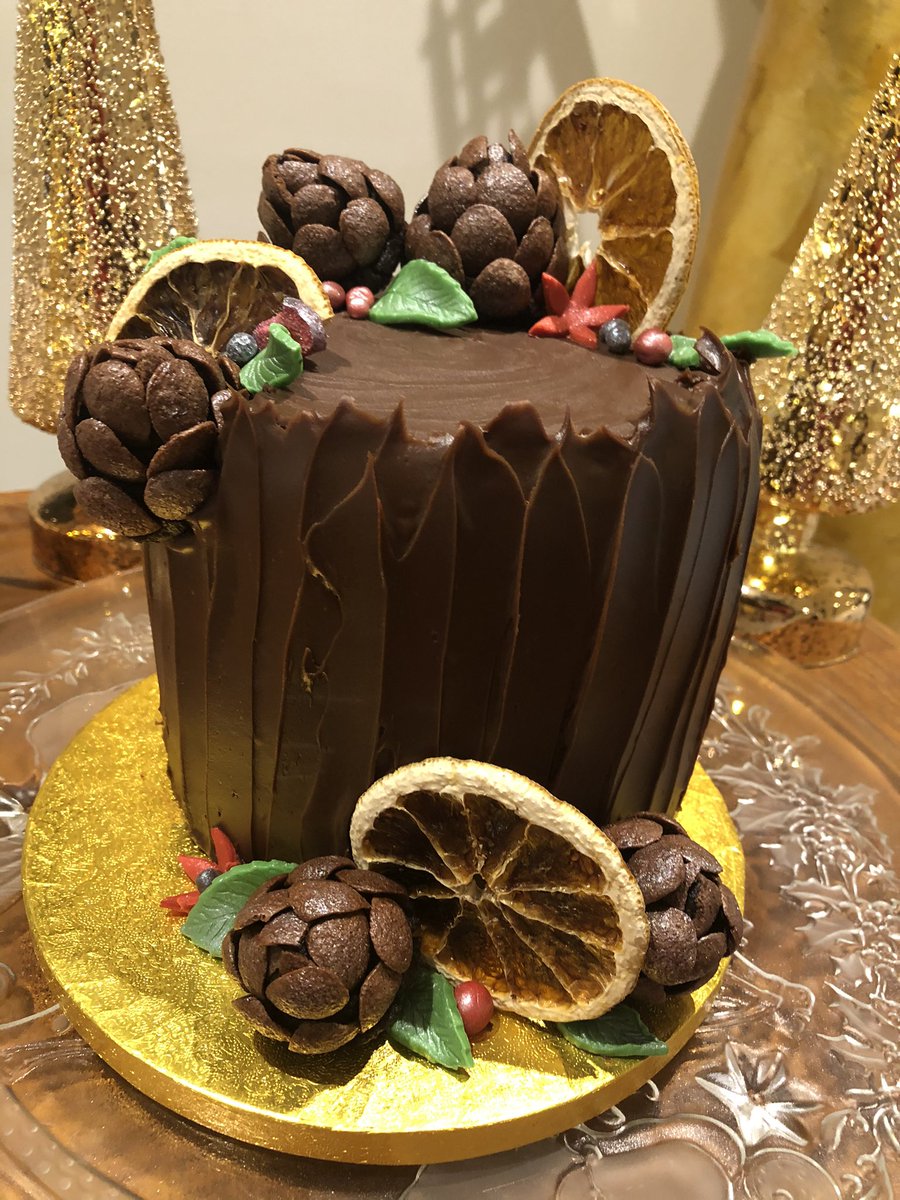 cakes_tj's tweet photo. Our Christmas Yule log cake. A moist chocolate sponge covered with a rich chocolate ganache. Edible pine cones and fondant leaves and berries. DM us for orders in the new year. #pinnercakemaker #localbusiness #cakedesign #xmascake #bespokecakes https://t.co/9rd3fALrUC