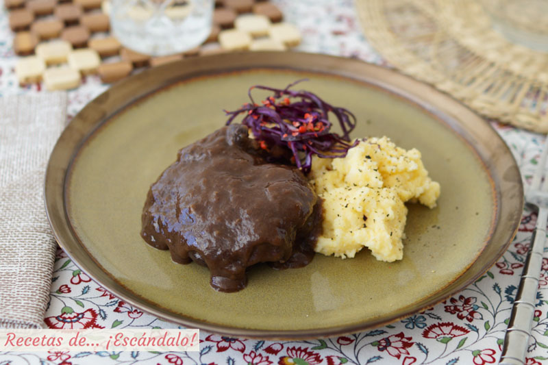 BodegasCartema's tweet photo. Que todavía no sabes qué vas a preparar para la cena de Nochebuena??? ¿Buscas una receta fácil y exquisita? Pues aquí está: carrilleras en salsa de vino tinto con polenta, una propuesta de @recetaescandalo ¡¡Súper!! Y para acompañar, ya sabes, Cartema 👉https://t.co/Gcqpu1C7vp https://t.co/i4C2UJuL49