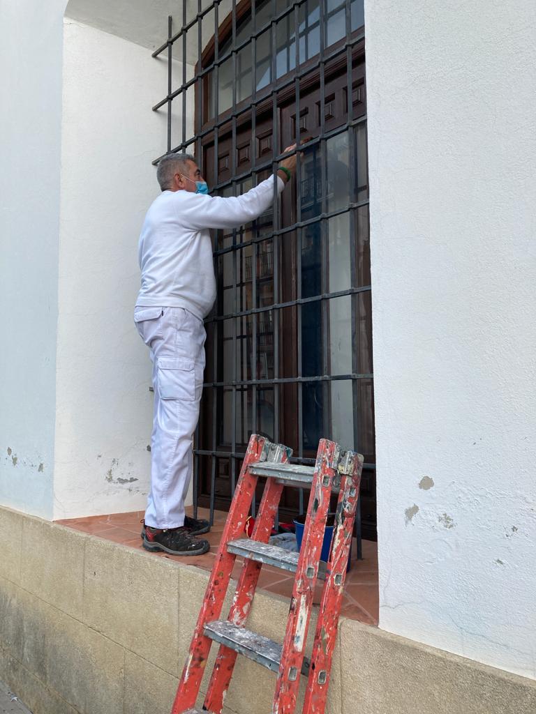 ATiendeQ's tweet photo. 🚧📚🪟Continuamos con las tareas de barnizado de puertas y ventanas en la Biblioteca Municipal de San Zoilo 
#mantenimientoedificios
#Antequera https://t.co/sG3pVkj068