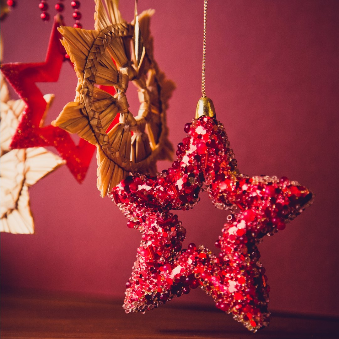 Vandaag begint de Sterrenjacht!⭐
In de gemeente Huizen kan iedereen een Kerstster ophangen, binnen en buiten. Tijdens de week van 21 t/m 27 december kunnen mensen de route langs deze Kerststerren volgen.
Help jij ook mee? Hoe meer sterren, hoe meer licht in deze donkere dagen!