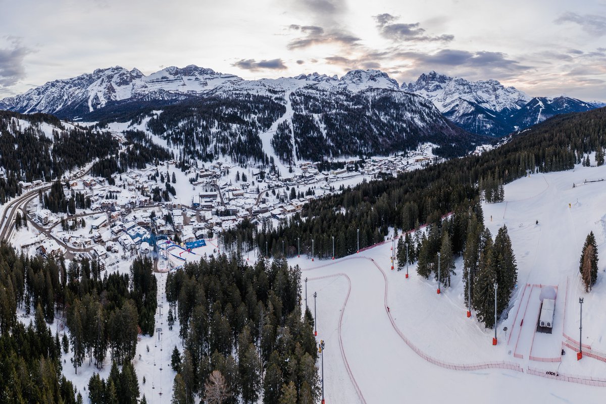 campiglioapt's tweet photo. Madonna di Campiglio is magnificently ready! Everything is all set today for the #3Tre TV show: the two runs (5.45 pm and 8.45 pm CET) will be broadcast live worldwide (in Europe and Asia on Eurosport, in the United States on NBC).
#staytuned #madonnadicampiglio #3Tre @fisalpine https://t.co/Qq2Qm6lyUE