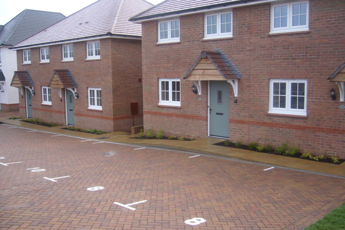 AbbieShaw_SW's tweet photo. We took handover of eight affordable rent 2 &amp; 3 bed houses at Saxon Brook, Pinhoe on 14 December 🏘️ The beautiful properties were built by Redrow South West. Giving more people a chance to have a home this Christmas🎄@TaylorLewis_SW @Redrow @StonewaterUK @PhillippaYeates https://t.co/lyjnGaNGTr