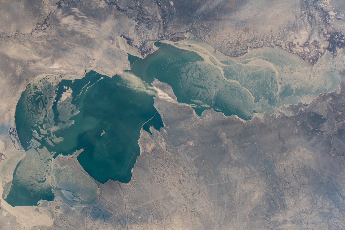 Astro_Alex's tweet photo. Floating above our frozen planet in winter often gave me the impression of looking down onto a strange alien world. We think we know our planet well, but this is an illusion. #horizons #BlueDot @esaspaceflight @Space_Station https://t.co/DopqGelbb2