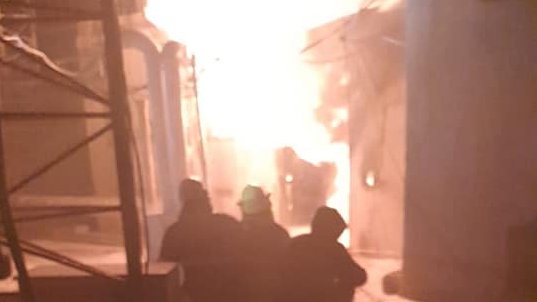 Yesterday, the  #Palestinian_Civil_Defense (PCD) took part in extinguishing a fire that ignited in diesel tanks in a large building in the city of Saida in South  #Lebanon. The Saida Fire Brigade made calls to the PCD in the nearby ‘Ayn al-Hilwe refugee camp for assistance(thread)