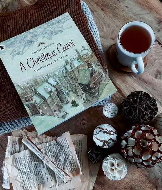 Boekhopper's tweet photo. Een prachtig verhaal voor deze tijd van het jaar met authentieke illustraties! 'A Christmas Carol', Charles Dickens, P.J. Lynch https://t.co/FknD08g9VI https://t.co/1XlZLGXgy7