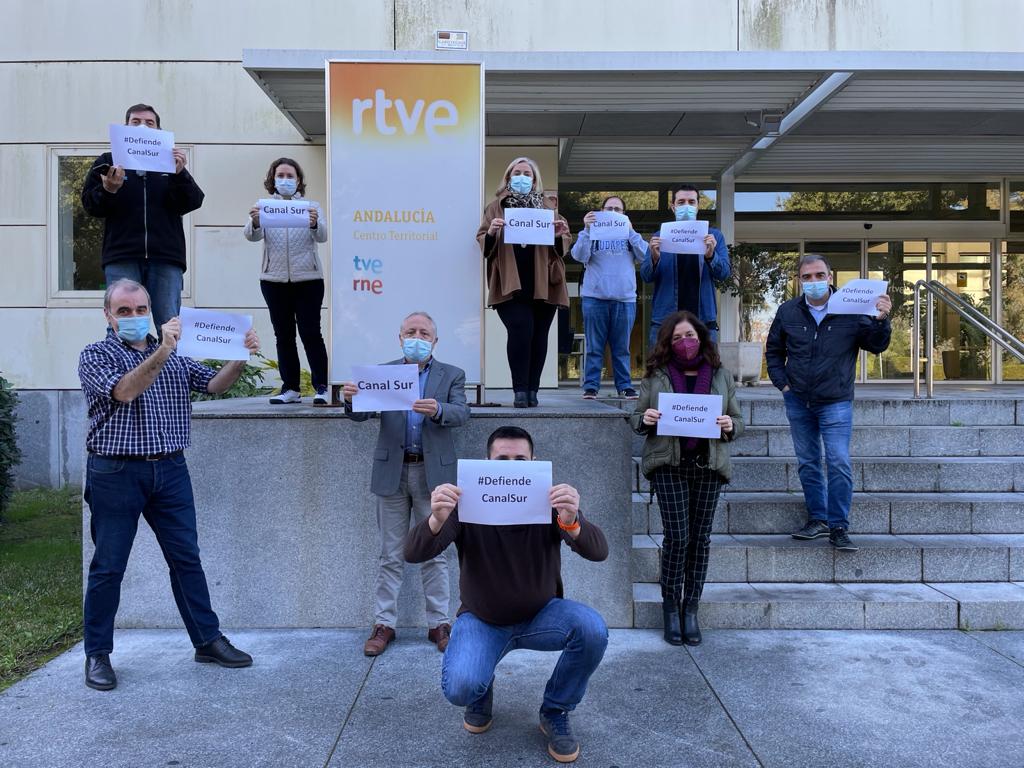 Compañeros y compañeras de RTVE en Andalucía en apoyo de las movilizaciones por la defensa del SERVICIO PÚBLICO en Canal Sur. 

elconfidencial.com/espana/andaluc…

#defiendeRTVA 
#DefiendeCanalSur
#OtraRtvaesPosible 
@DefensaRtva