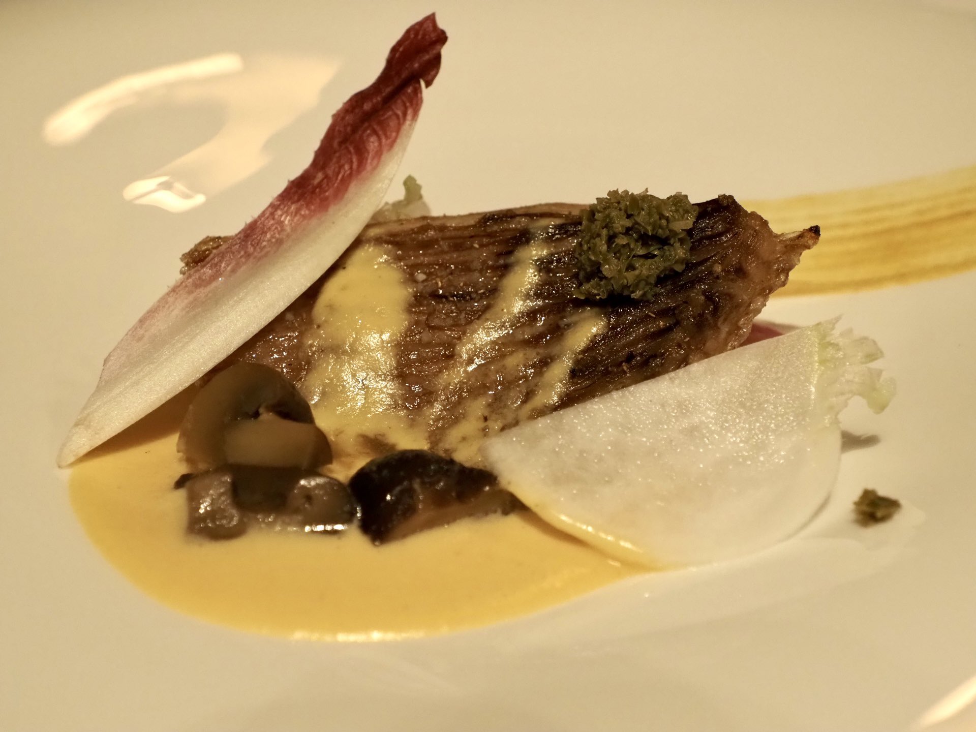 ロプロス 魚料理はカスベのポワレ マスタードソース 倶知安540という540日間寝かせた驚くほど甘いジャガイモが添えられています 口直しはライムのグラニテ 肉料理はきたみらい牛フィレのロースト フォアグラと黒トリュフ添え 牛肉やフォアグラ トリュフ