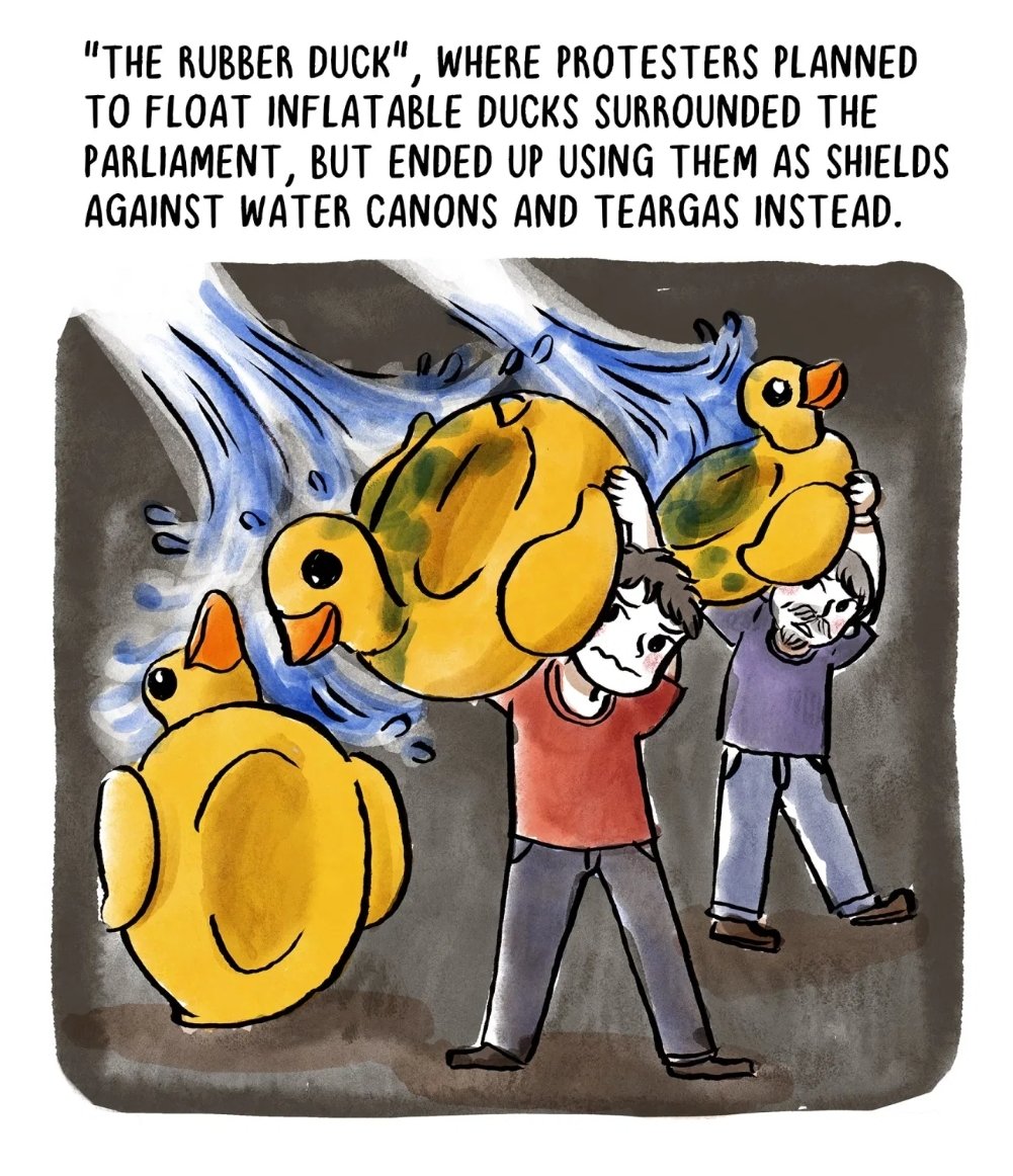 在「人民跑道」，示威者會扮各類政府或當局人士。本身示威者打算拿「黃膠鴨」包圍議院，不過最後當盾牌用來擋水砲及催淚彈。