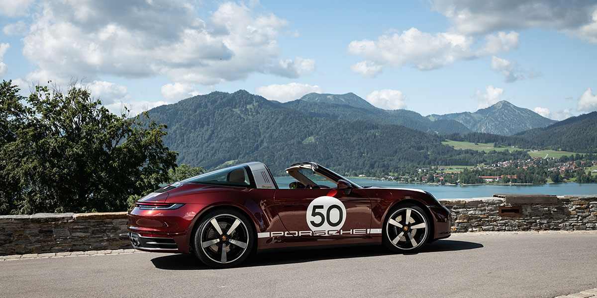 PorscheGB's tweet photo. The 911 Targa Heritage Design Edition is a contemporary Porsche 911 with design cues inspired by classic Porsche models of the 1950s and early 1960s. Launched this year, it’s the first of four planned special cars by Porsche Exclusive Manufaktur. https://t.co/9lLFixCu0P