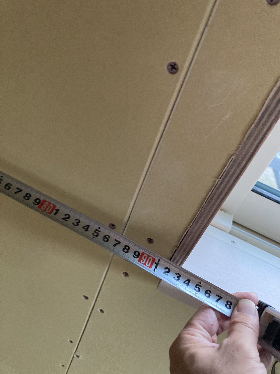 びんづめさん 新しいパソコン机の奥行き足すのとコンセントの場所開けるのに棚板足して延長しようか考え中 壁紙貼る前に測ったこれの出番 びんづめさん 新しいパソコン机の奥行き足すのとコンセントの場所開けるのに棚板足して延長しようか考え中 壁紙貼る前に測ったこれの出番