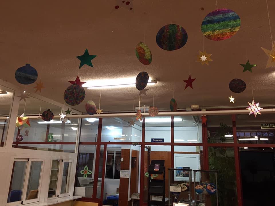 iescorella's tweet photo. FELIZ NAVIDAD 
¡Os deseamos unas felices fiestas a toda la Comunidad del IES Ángel Corella!
Agradecemos mucho al Departamento de Dibujo la decoración navideña que nos ha ayudado a tener el espíritu navideño que tanta falta hace este año. https://t.co/lCX5xTAaaF