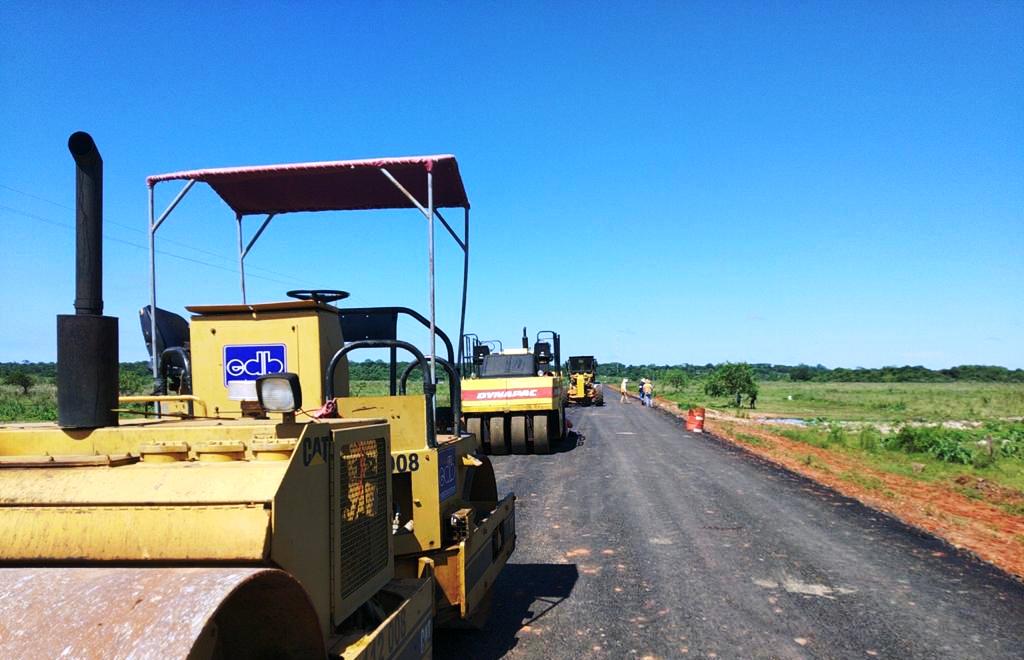 mopcparaguay's tweet photo. 🛣️ Las obras de pavimentación asfáltica del tramo de 47,5 km que conecta las comunidades de Santa Clara, Jhugua Rey y Choré, en #SanPedro, avanzan con el 55% de ejecución.

📌 Esta obra beneficiará a más de 50.000 pobladores de la zona.

#ObrasParaLaGente 🇵🇾 https://t.co/DPWmuP88c8