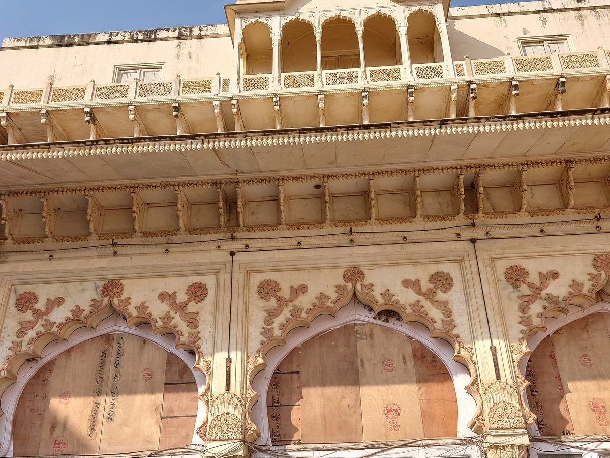 Such beautiful archways in Alwar city palace (collectorate ) are boarded up by Green Valley plywood  https://twitter.com/sriram_kanvah/status/1341300601959841792?s=19What a shame.